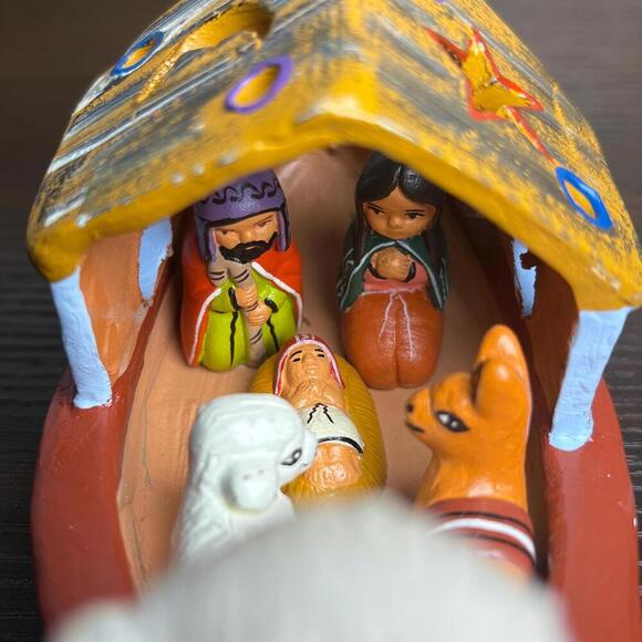Handmade Peruvian Clay Nativity Canoe Sheep: Folk Art Christmas Crèche - Picture 3 of 6